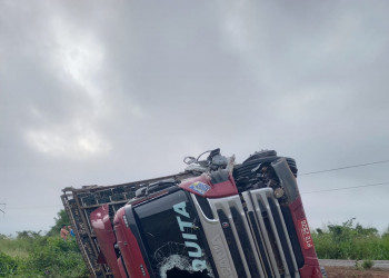 Caminhoneiro morre após carreta tombar na rodovia BR-135 no sul do Piauí